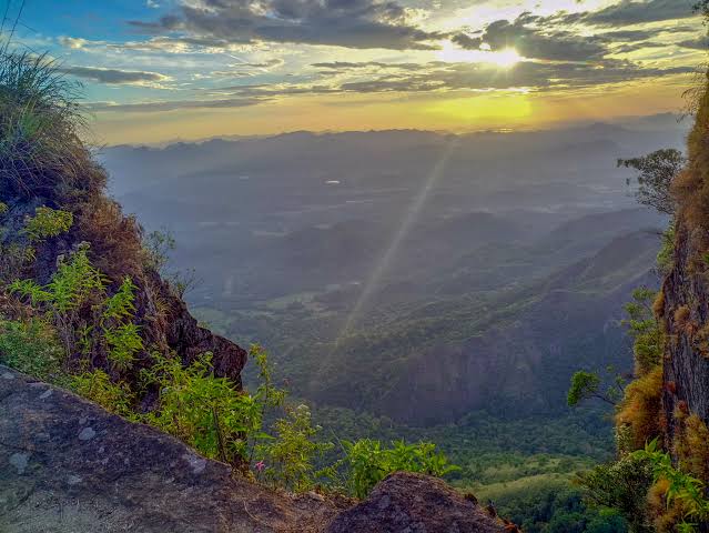 Misty mountain view from Mini World's End, Madulsima